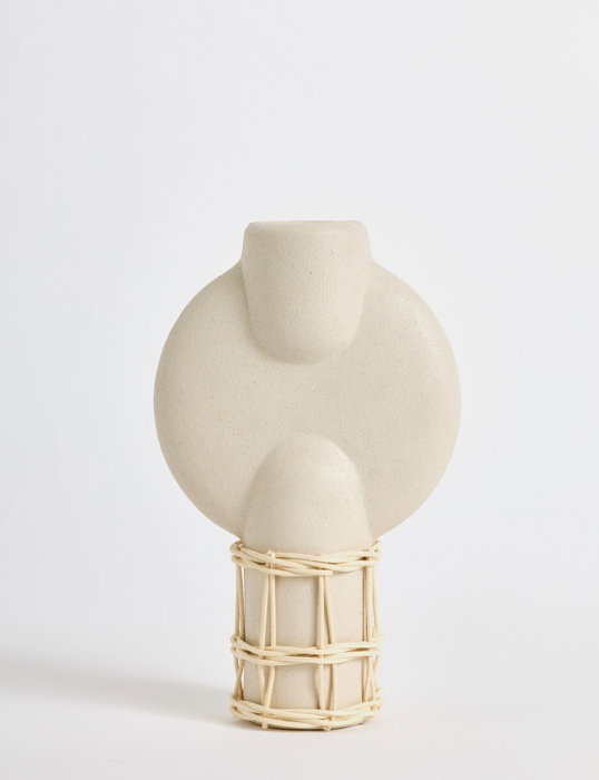 Aberto Design Cylinder Terracota Jarrón de Cerámica y Ratán en Crema